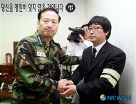 입술 굳게 다문 해군참모총장