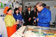 두부, 쌀과자 등을 구입하는 이재오 위원장