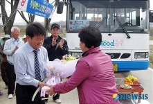 버스 길 연 능암마을 주민들의 꽃다발