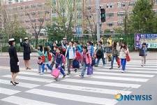횡단보도 건널 땐 손을 들고 건너세요