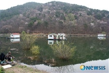 강태공과 봉림낚시터의 수채화같은 풍경