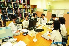 연구에 열중하는 전북대학교 의학전문대학원