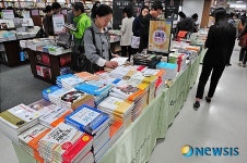 나른한 봄날, 책이 있는 풍경