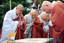 부산 범어사 삼층석탑 사리함 봉안 의식