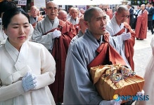 부산 범어사 삼층석탑 사리함 봉안 의식