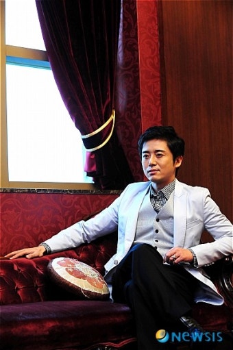 뮤지컬 '오페라의 유령'의 팬텀 윤영석