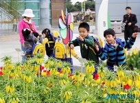 향기 가득, 행복 가득 꽃밭에서