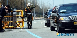 화장터 향하는 운구차량들