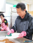 접시 닦는 장애인 봉사자 박병조씨