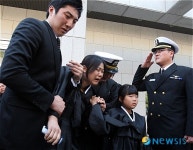 [천안함]오열하는 故 김경수 상사 유족들