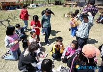 황토문화체험하는 어린이들