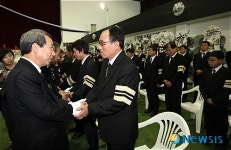 함동분향소 찾아 분향후 유가족 위로하는 정운찬 총리