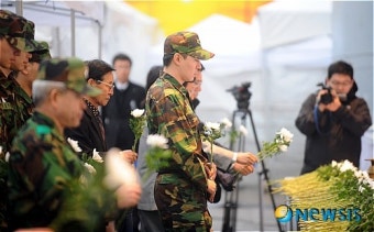 헌화하는 이민호