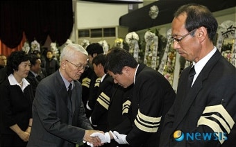 윤영하 소령 유가족들의 천안함 희생자 유가족 위로