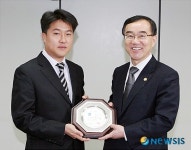 4월의 관세인에 양산세관 납세심사과 이민호씨 선정