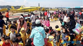 경기국제항공전 찾은 어린이 관람객들