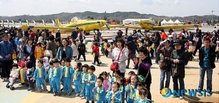 경기국제항공전 찾은 어린이 관람객들