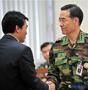 안규백 간사와 인사 나누는 이상의 합참의장