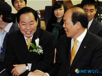 악수나누는 김영진 의원과 이원희 전 교총회장