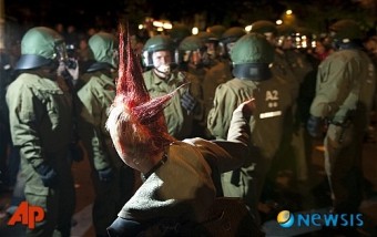 독일 노동절 전야제 시위대 해산하는 경찰
