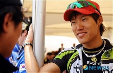 인터뷰 하는 장선재