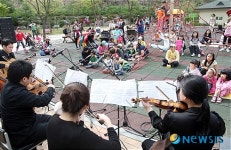 놀이터에서 클래식 음악 들어요!