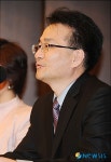 인사말하는 김자경 오페라단 최승우 대표