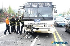 버스 개방작업벌이는 대원들