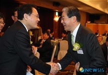 유인촌 장관, 최종원 행정대학원장과 인사