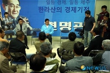 [6·2지방선거]강정주민과 얘기 나누는 현명관 예비후보