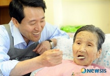 거동 불편 어르신 식사 돕는 오세훈 시장