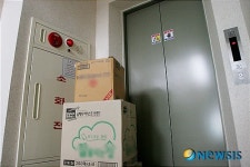 소화전 앞에 쌓아두면 안돼