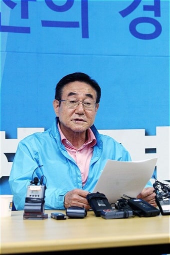 [6·2지방선거]동생의 구속에 대해 입장 밝히는 현명관 예비후보