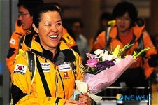 밝은 표정으로 돌아온 산악인 오은선 대장