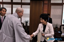 봉은사 신도단과 악수하는 총무원장