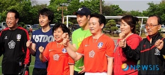 국회의원팀과 포즈 취한 이상화-이승훈-모태범 선수