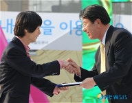 장학금 전달하는 유수륜 한국LP가스공업협회장