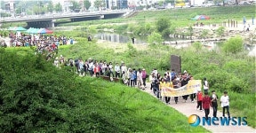 전주천변 걷는 시민들