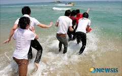 바다로 뛰어드는 젊은이들