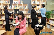도시철도에 들어선 북카페