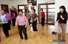 율동으로 즐거움 선사하는 보건진료소장