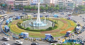 [6·2지방선거]로터리 둘러싼 유세차량
