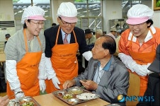 [6.2지방선거]서울노인복지센터 방문한 한명숙 후보