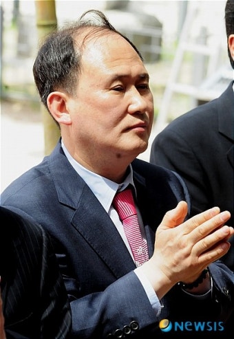 [6·2지방선거]합장 올리는 김대식 후보