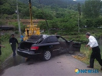 월정저수지에 추락한 차량 견인 장면