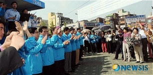 [6.2지방선거]거리유세 지켜보는 화곡동 주민들