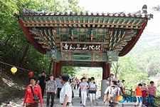 부처님 오신날, 두타산 삼화사를 찾는 사람들