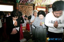 합장하는 관음사 신도들