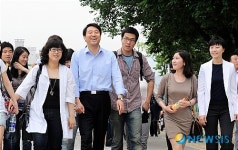 학생들과 환담하며 북서울 꿈의숲 거니는 오세훈 후보