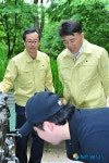 물 마시는 시민과 이야기 나누고 있는 박연수 청장